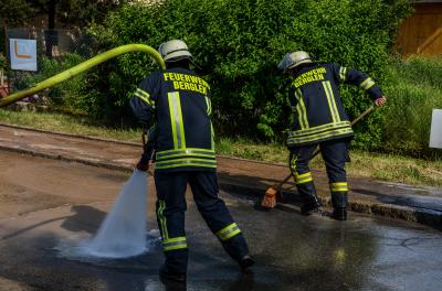 Berglen-Rettersburg: Schlamm und Wasser flutet die Hauptstrasse - Mit Schlamm bespritzte Waende und Autos